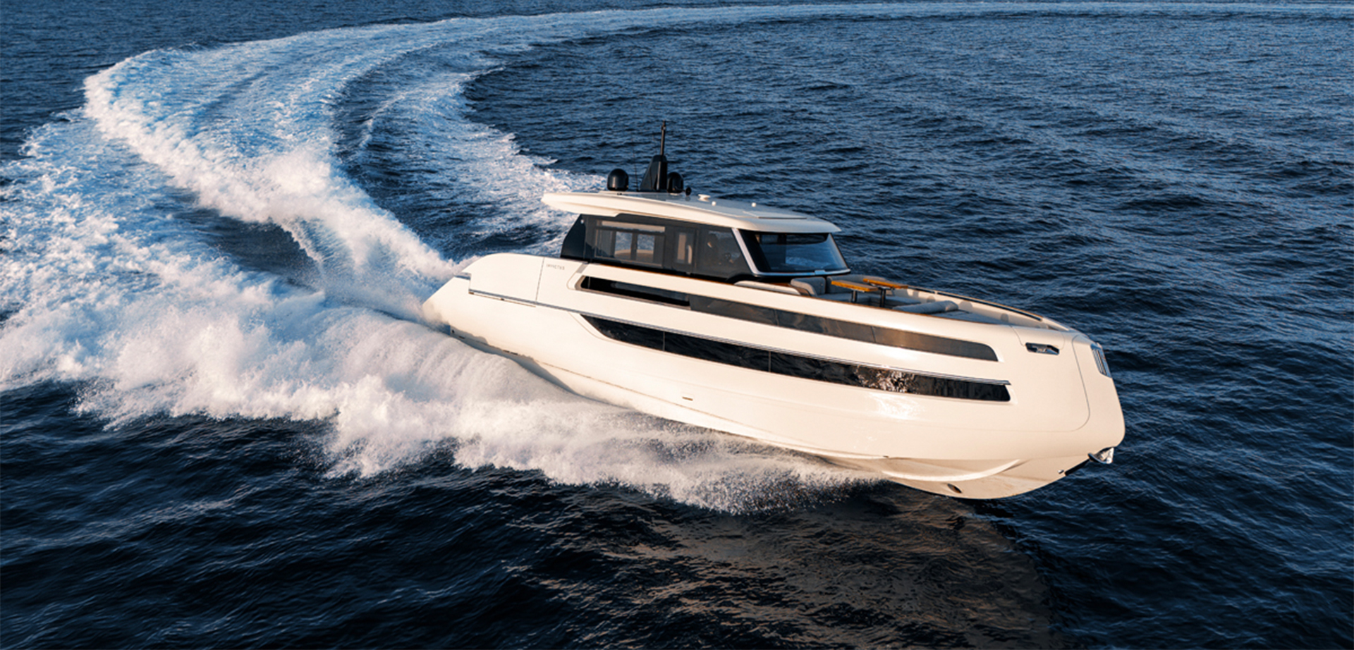 Invictus Yacht - ST550